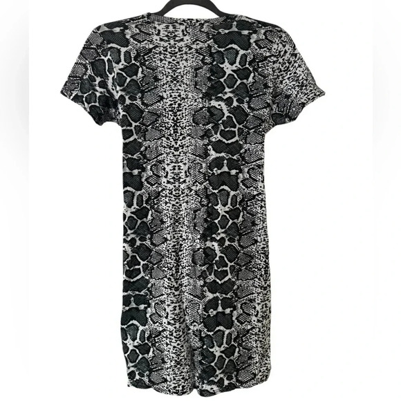 PrettyLittleThing Grey Snake Print Tie Waist T-Shirt Dress - Picture 7 of 10